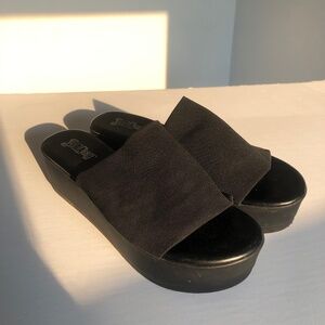 Slinky black platform sandals ⭑ size 8
